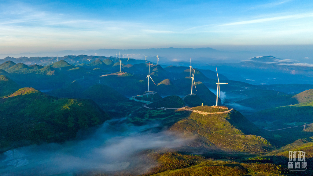 云南省红河哈尼族彝族自治州个旧市莲花山风电场。（图/视觉中国）