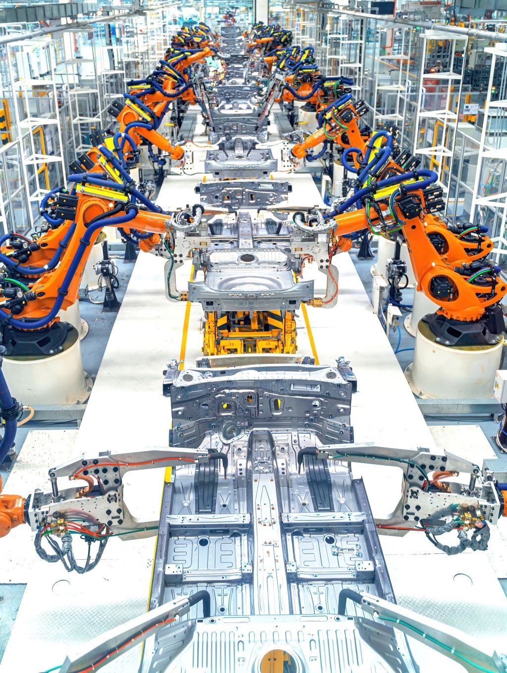 现代化的汽车制造厂焊接装配线。（图/视觉中国）